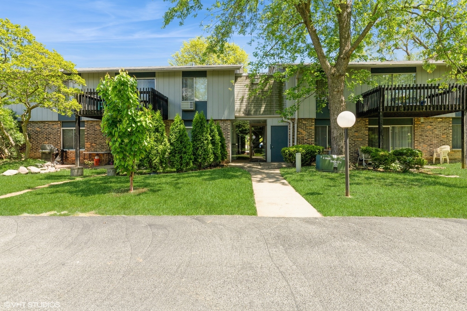 Property Photo: 942 E Old Willow Road 101 IL 60070