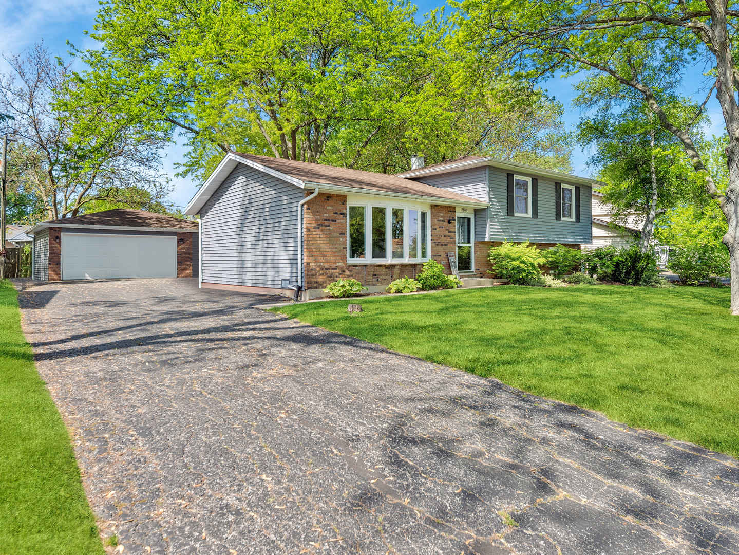 Property Photo:  2109 Sprucewood Lane  IL 60046 
