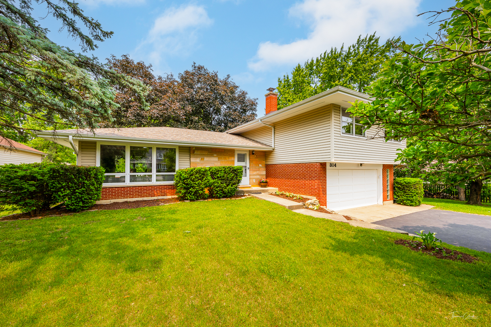 Property Photo: 314 Oak Avenue IL 60559