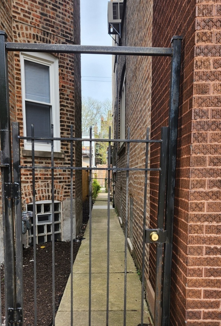Property Photo: 7943 S Vernon Avenue IL 60619