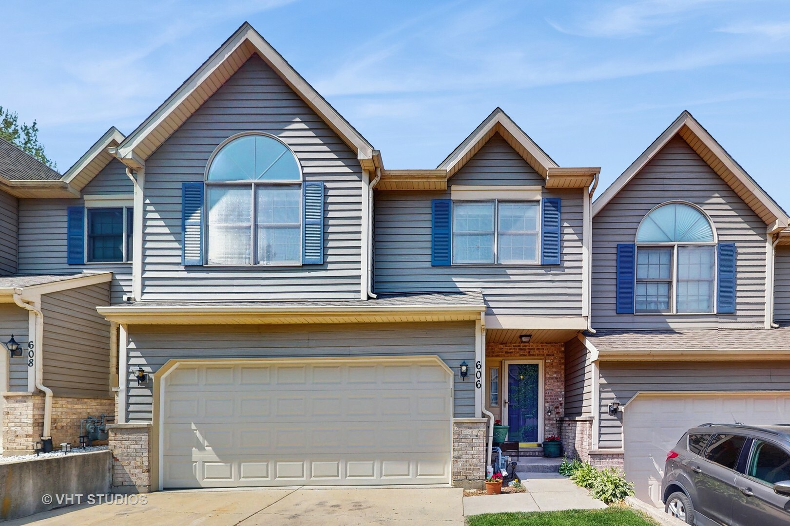 Property Photo: 606 River Bluff Drive 606 IL 60110