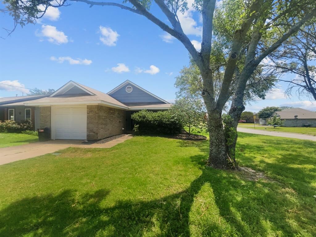 Property Photo:  1215 Keechi Street  TX 76086