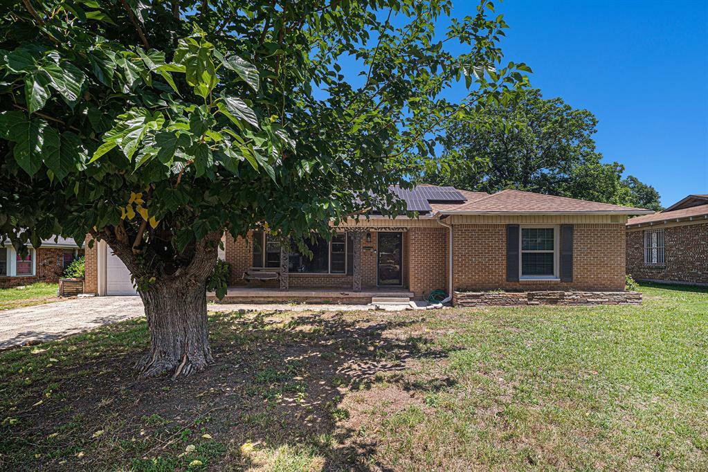 Property Photo: 2305 Nottingham Boulevard TX 76112