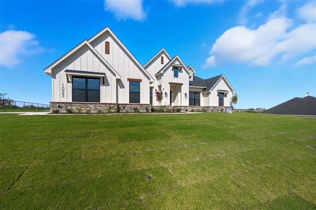 Property Photo: 1023 Eagles Bluff TX 76087