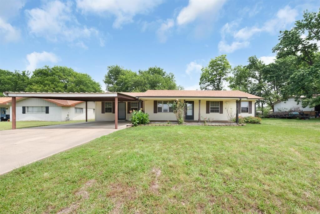 Property Photo: 104 W Oak Street TX 75497