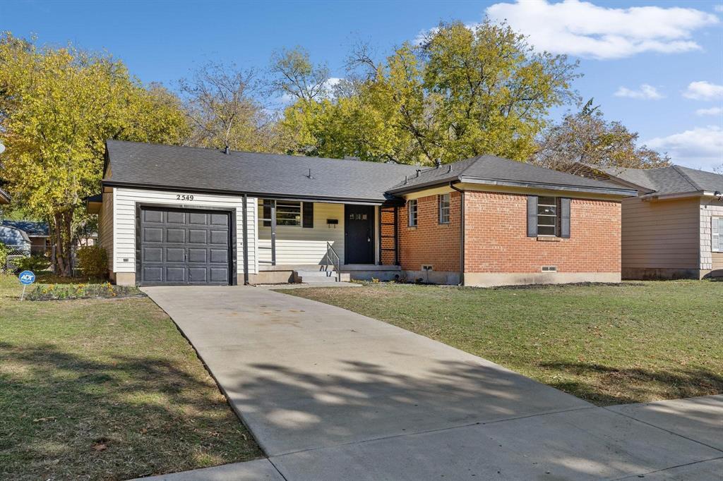 Property Photo: 2549 Inadale Avenue TX 75228