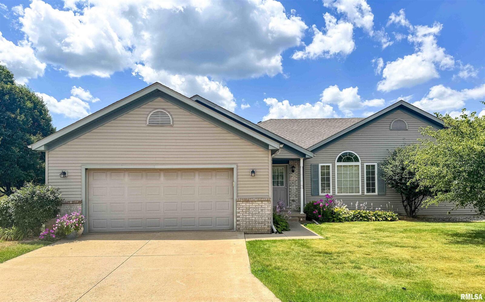 Property Photo: 1920 W Jubilee Lane IL 61525