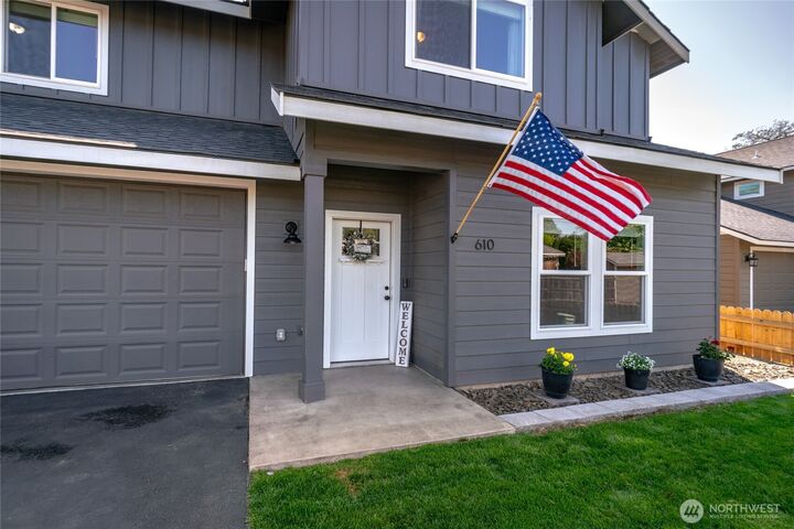 Property Photo:  610  Laura Lane  WA 98926 