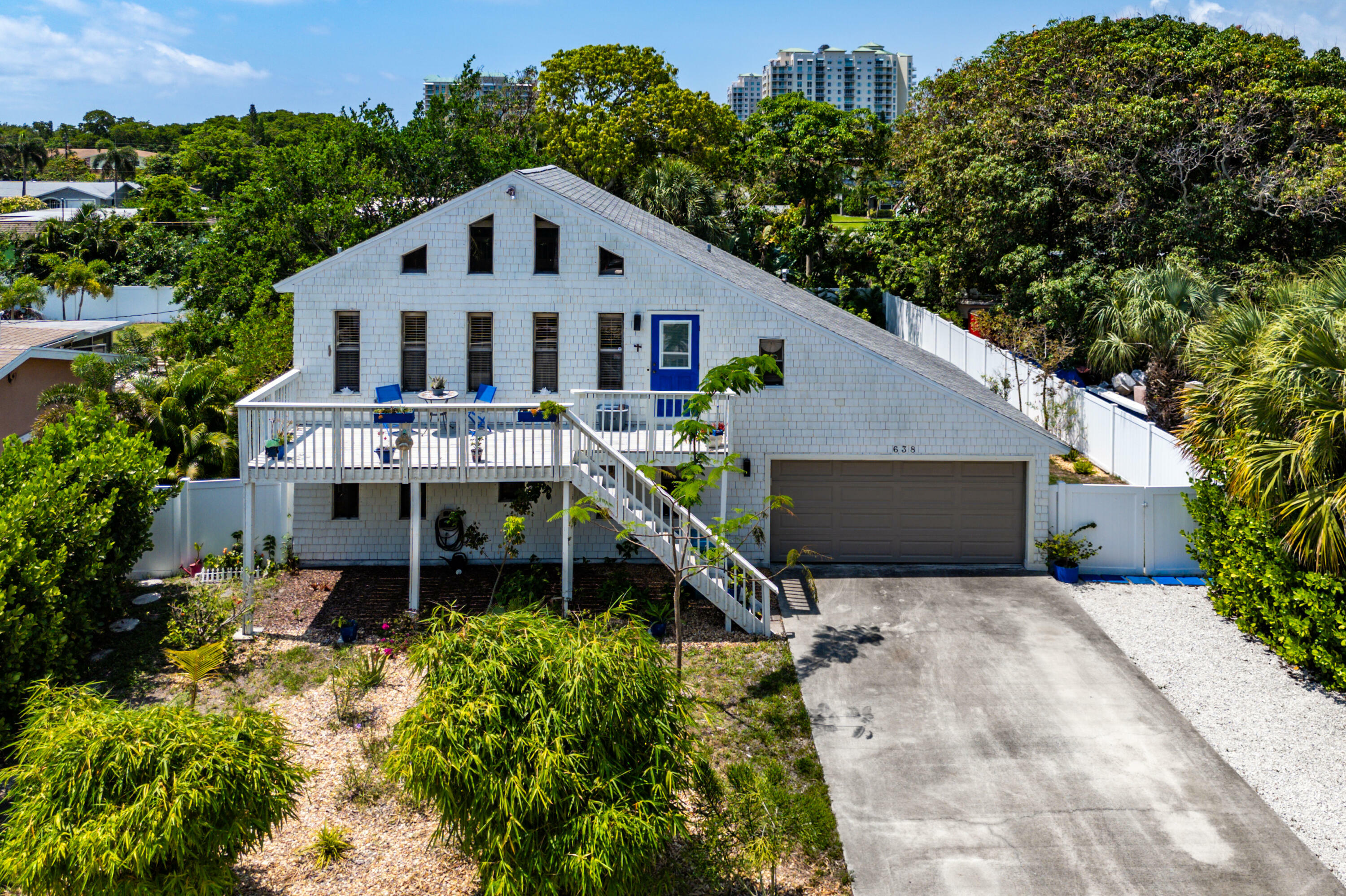 Property Photo: 638 NE 8th Avenue FL 33435