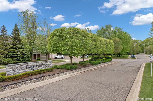 Property Photo: 1721 Deepwood Circle MI 48307
