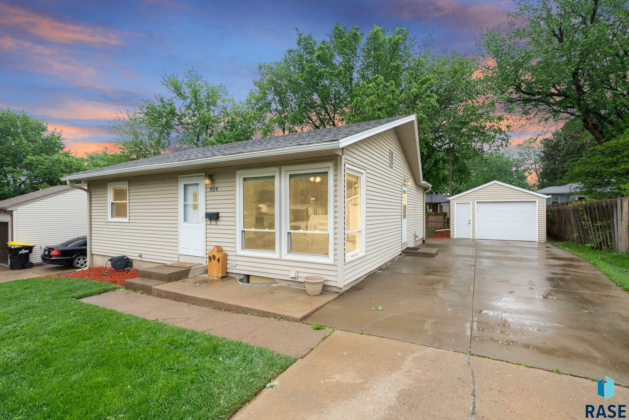 Property Photo: 904 S Marday Ave SD 57103