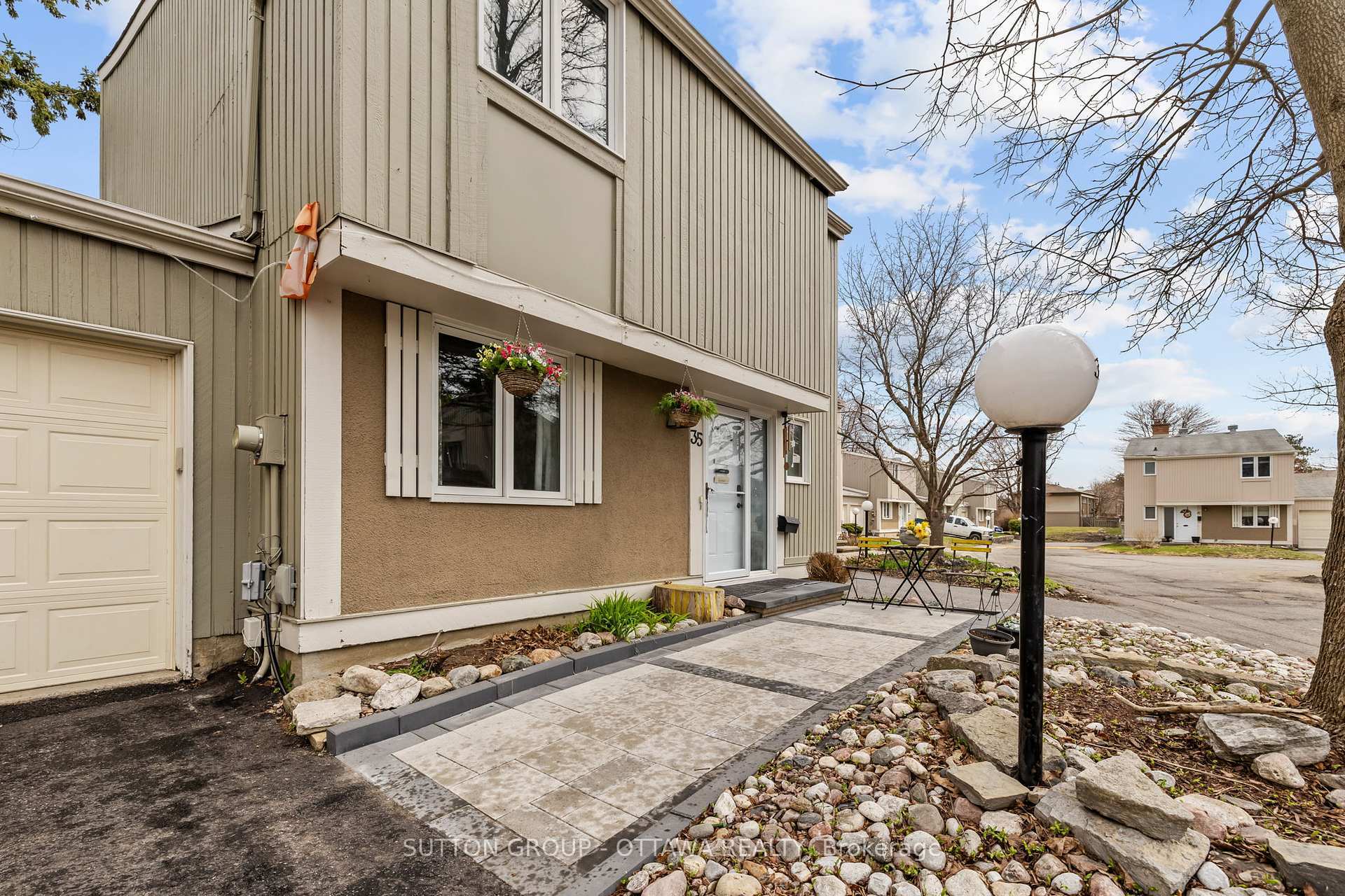 Property Photo: 35 Jackson Court ON K2K 1B6