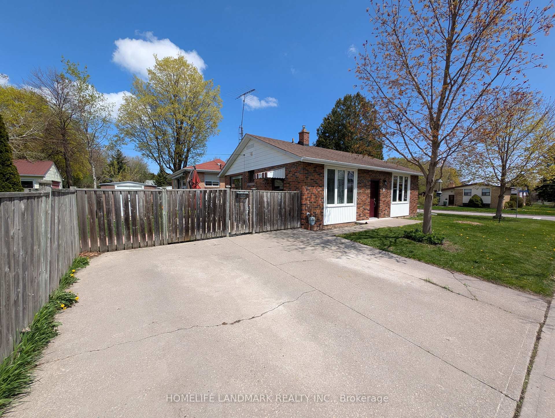 Photo de la propriété: 35 Benshire Drive ON M1H 1M3