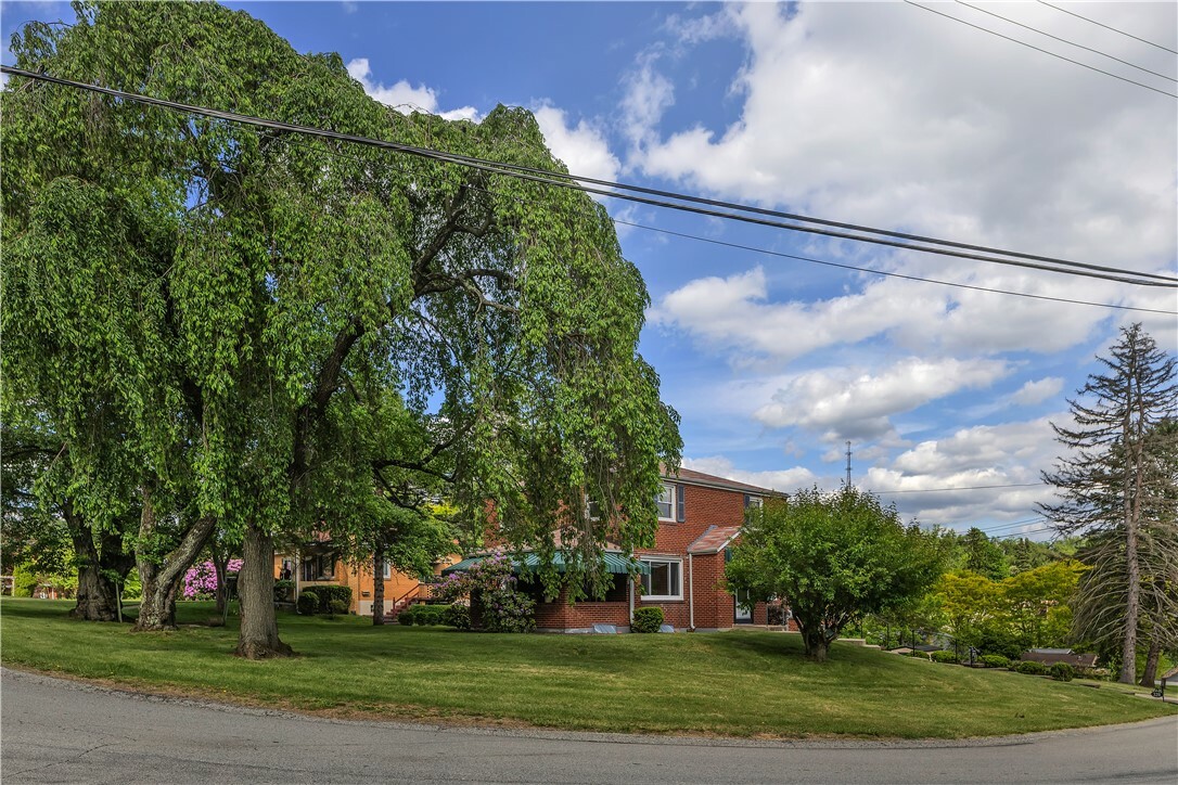 Property Photo: 320 Pinevue Dr PA 15146