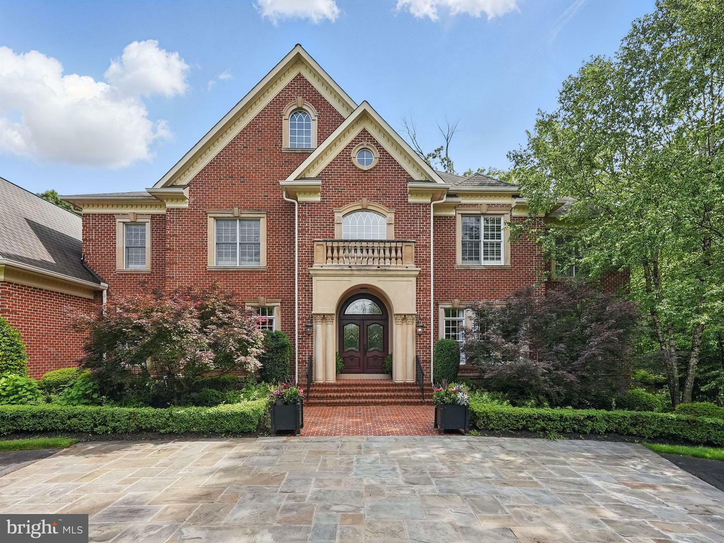 Property Photo: 2555 Vale Ridge Court VA 22124