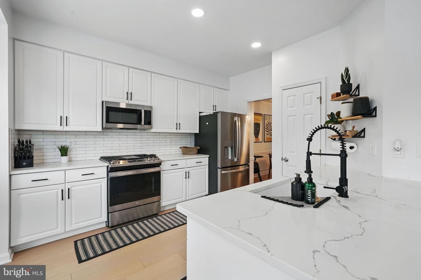 Property Photo: 47686 Sandbank Square VA 20165