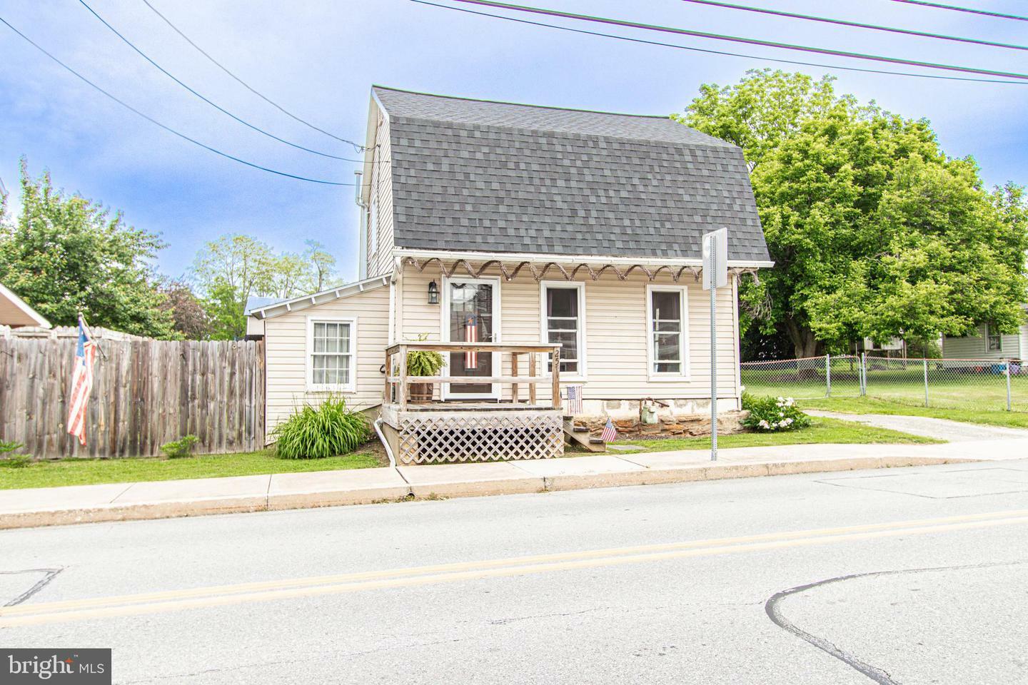 Property Photo:  25 W Maple Street  PA 17368 