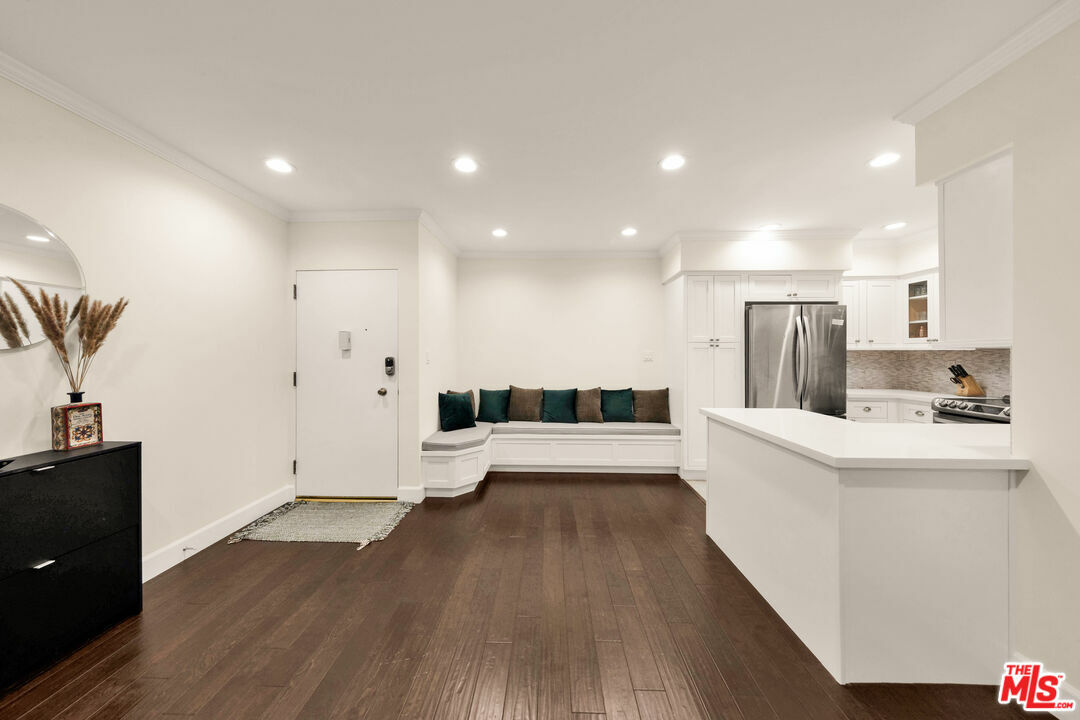 Property Photo: 15248 Dickens St CA 91403