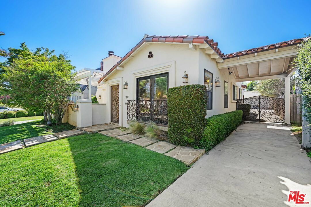Property Photo:  1147 S Point View St  CA 90035 
