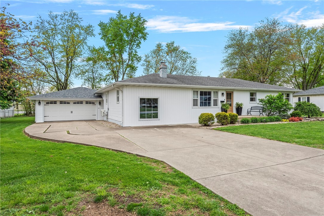 Property Photo:  111 W 7th Street  IL 62557 