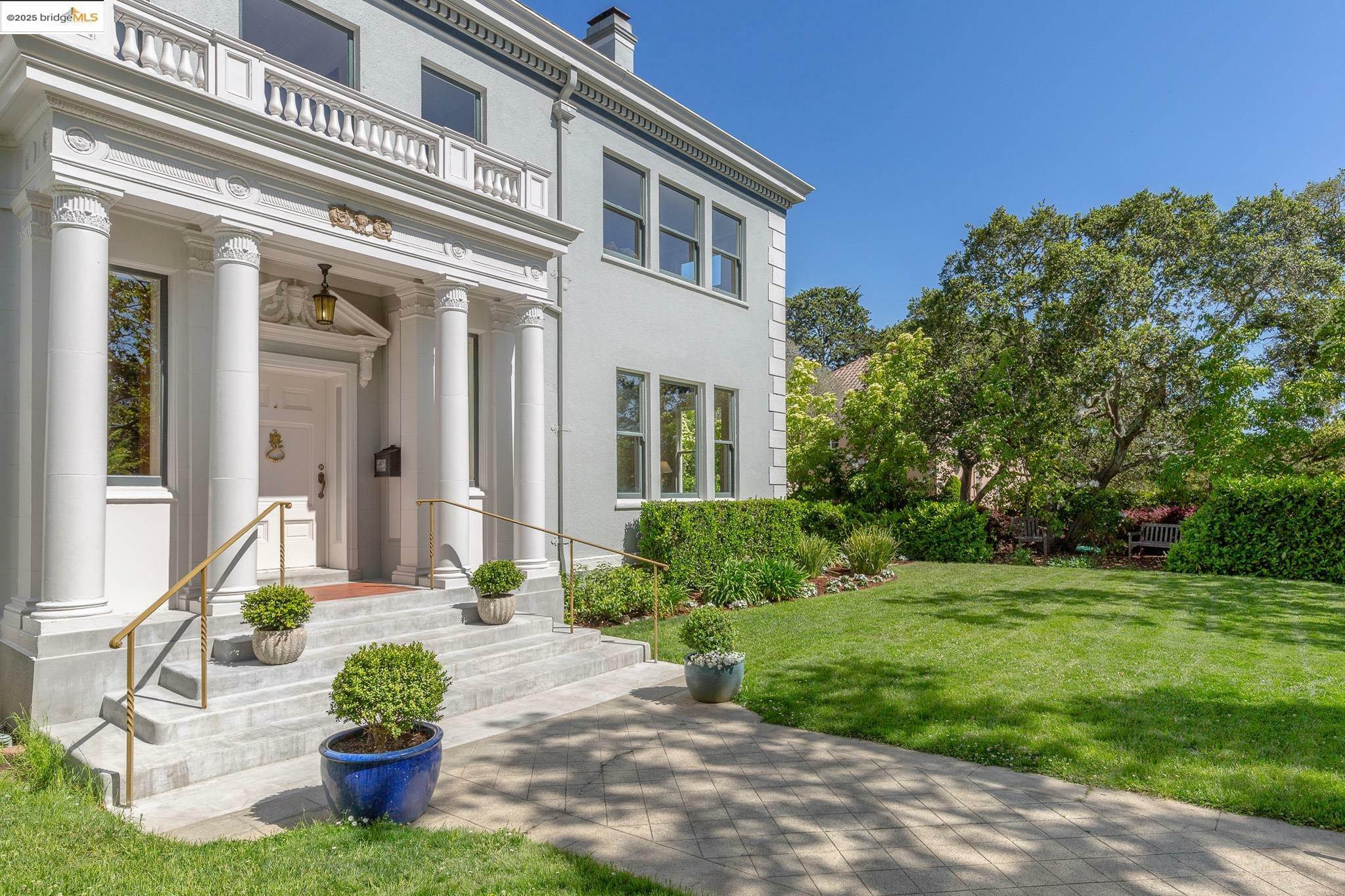 Property Photo: 22 Sea View Ave CA 94611