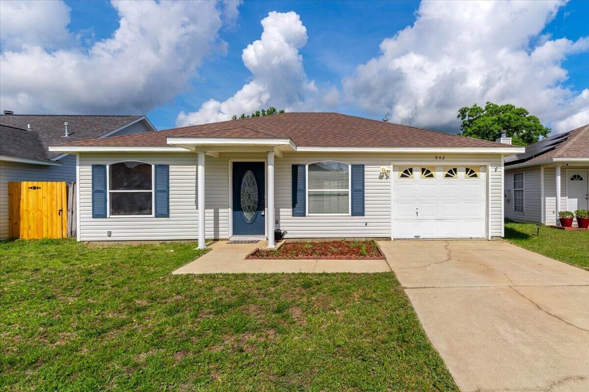 Property Photo:  942 John Wayne Circle  FL 32547 