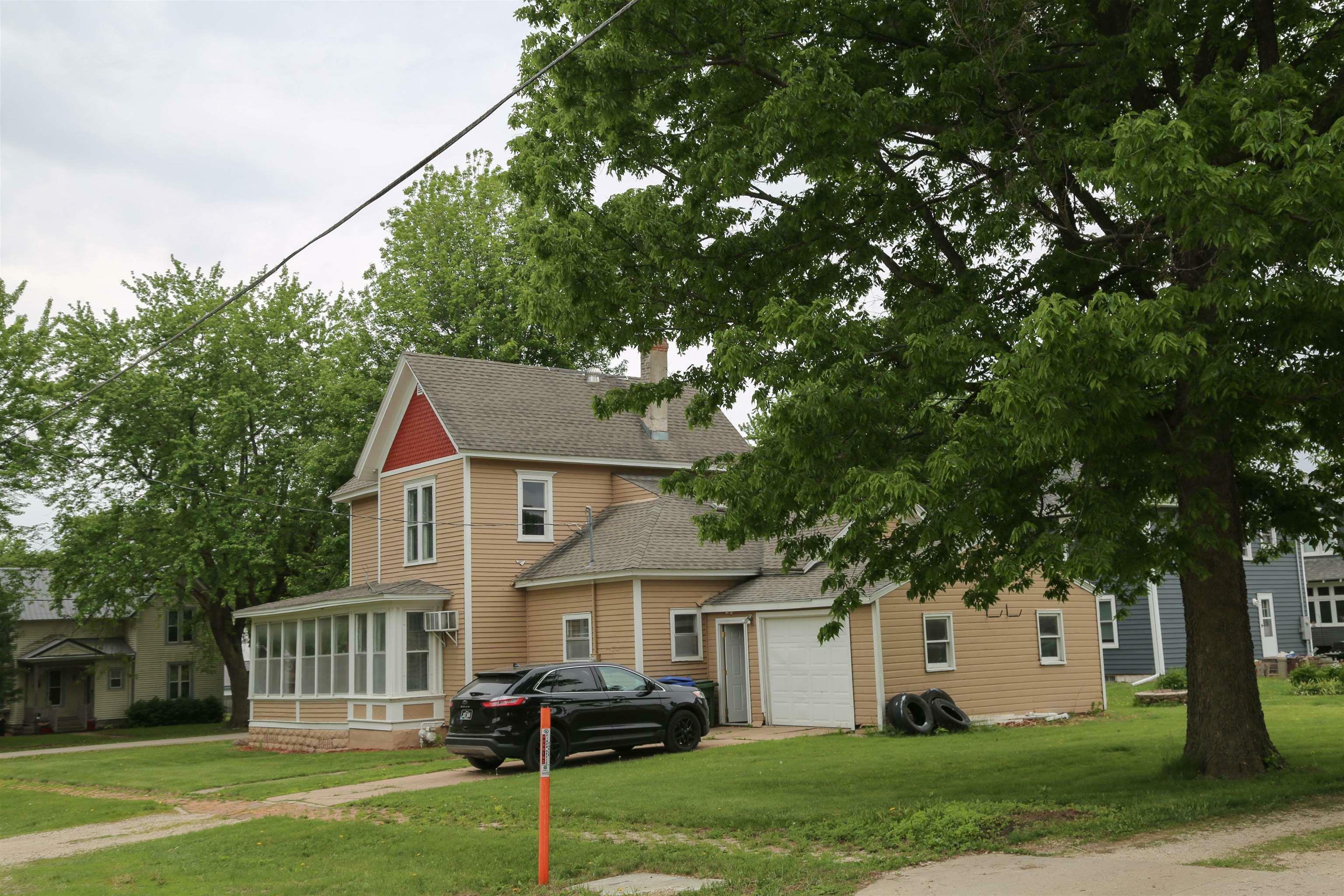 Property Photo:  302 Woodbridge Street  IA 50658 