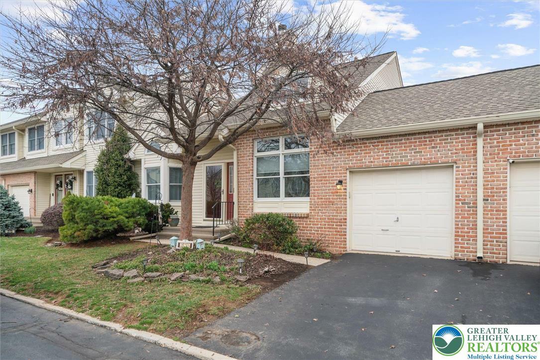 Property Photo: 275 Ridings Circle PA 18062