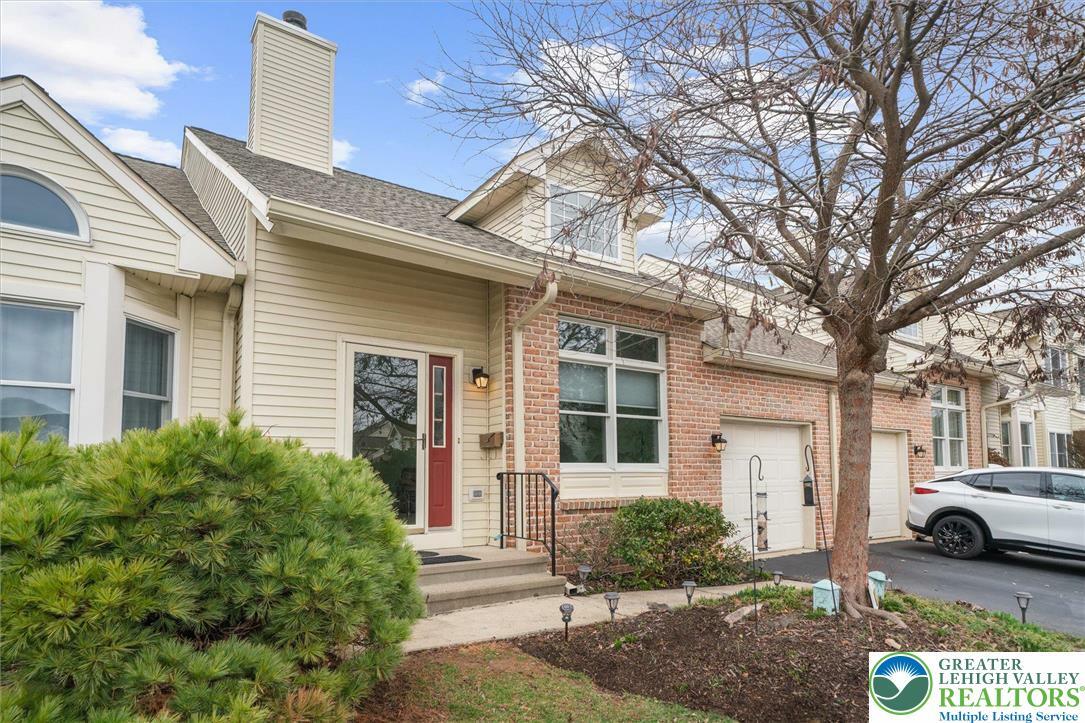 Property Photo: 275 Ridings Circle PA 18062