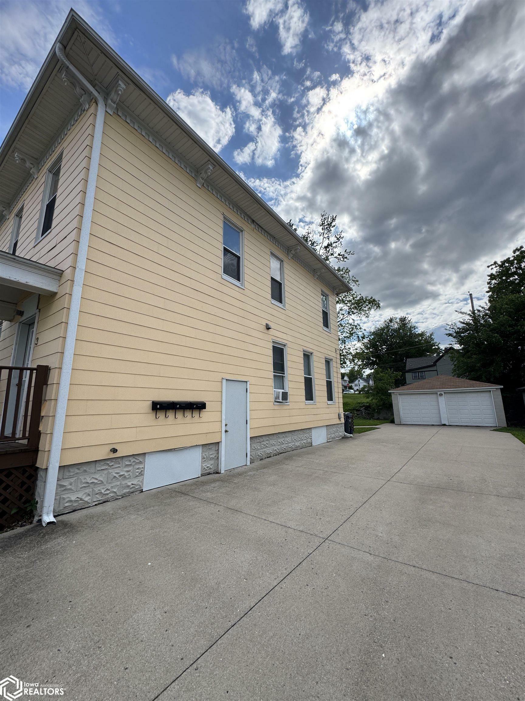 Property Photo: 329 S Marshall Street IA 52601