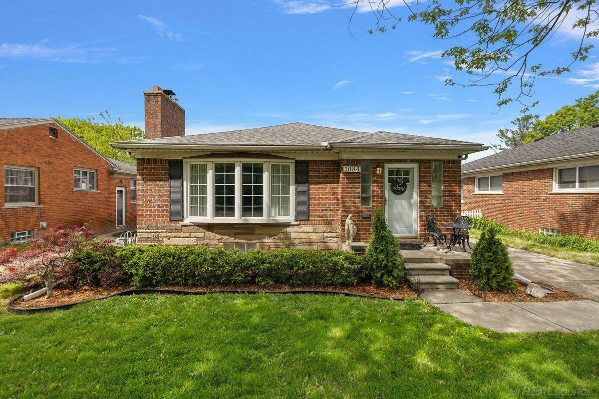 Property Photo:  1084 Vernier Road  MI 48236 