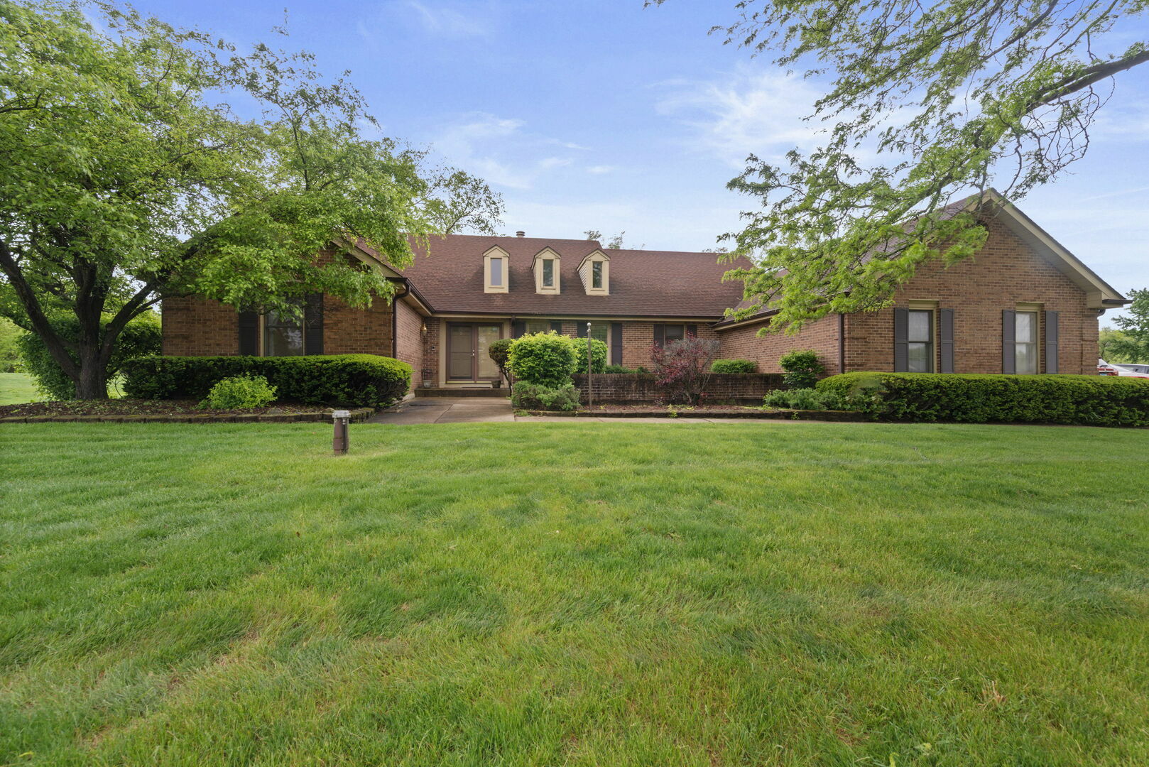 Property Photo: 21570 N Inglenook Lane IL 60010