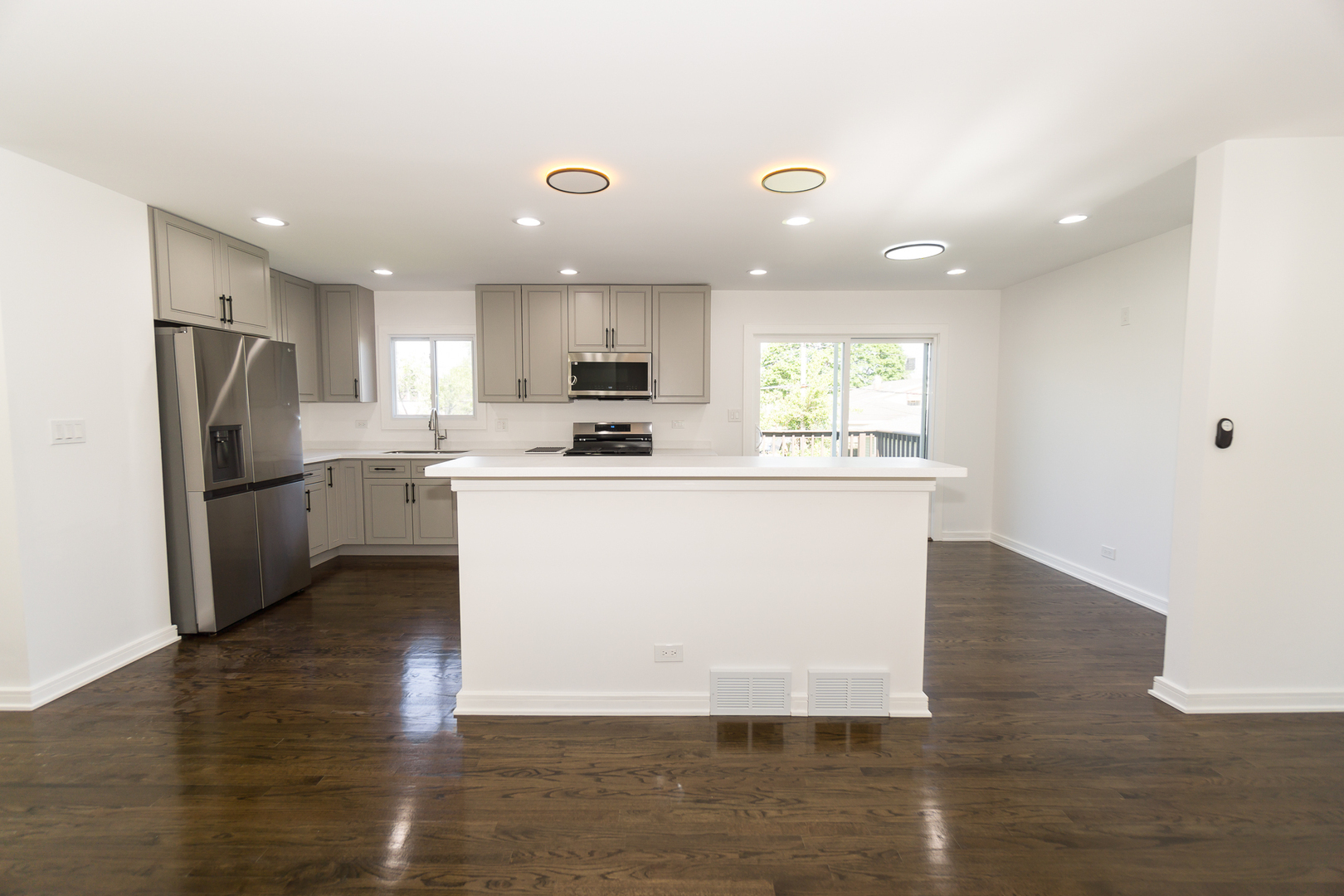 Property Photo:  110 S Evergreen Avenue  IL 60101 