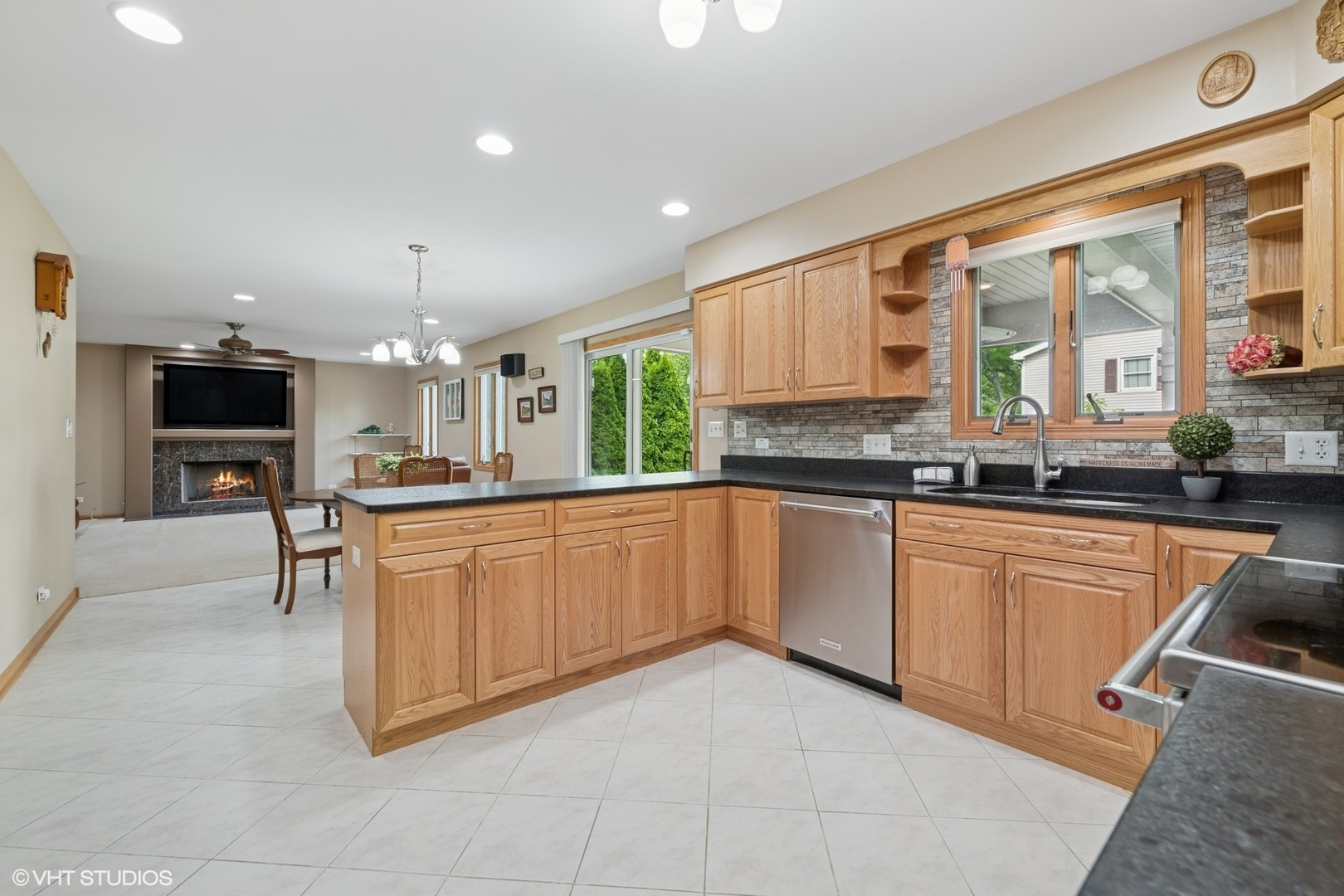 Property Photo: 810 Tamarac Drive IL 60102