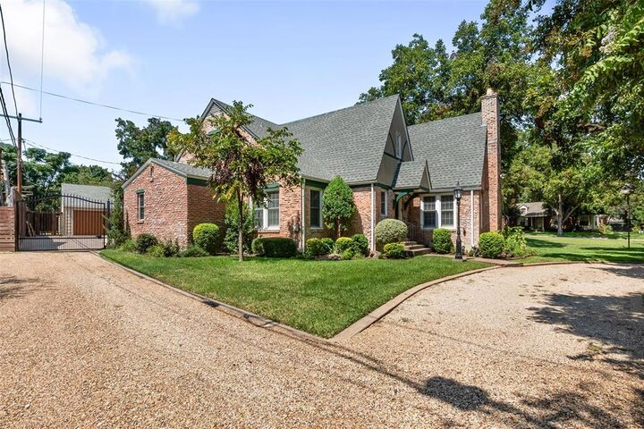 Property Photo:  1215 N Oak Cliff Boulevard  TX 75208 