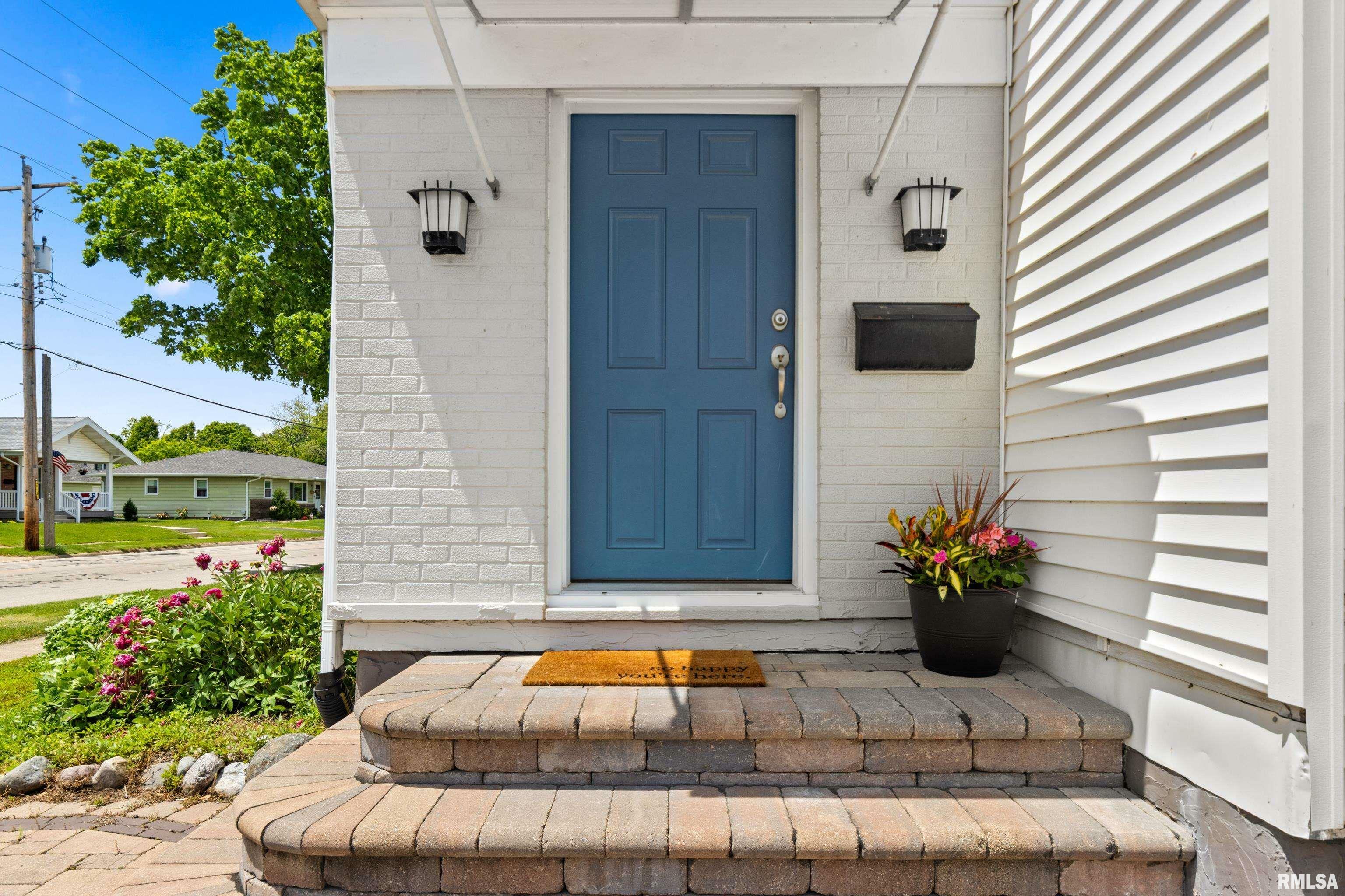 Property Photo: 411 E Jefferson Street IL 61571