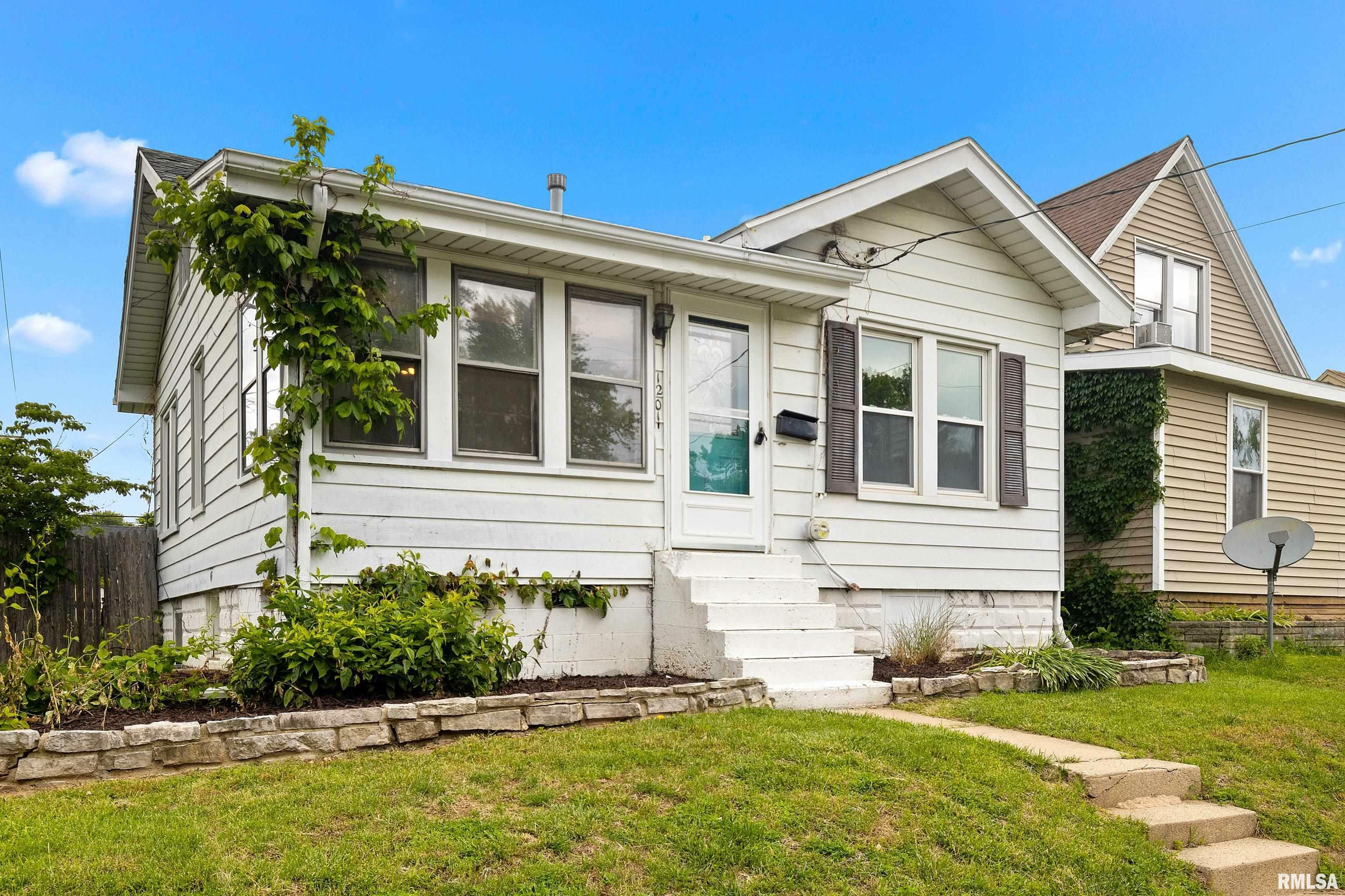 Property Photo:  1201 E Hines Avenue  IL 61616 