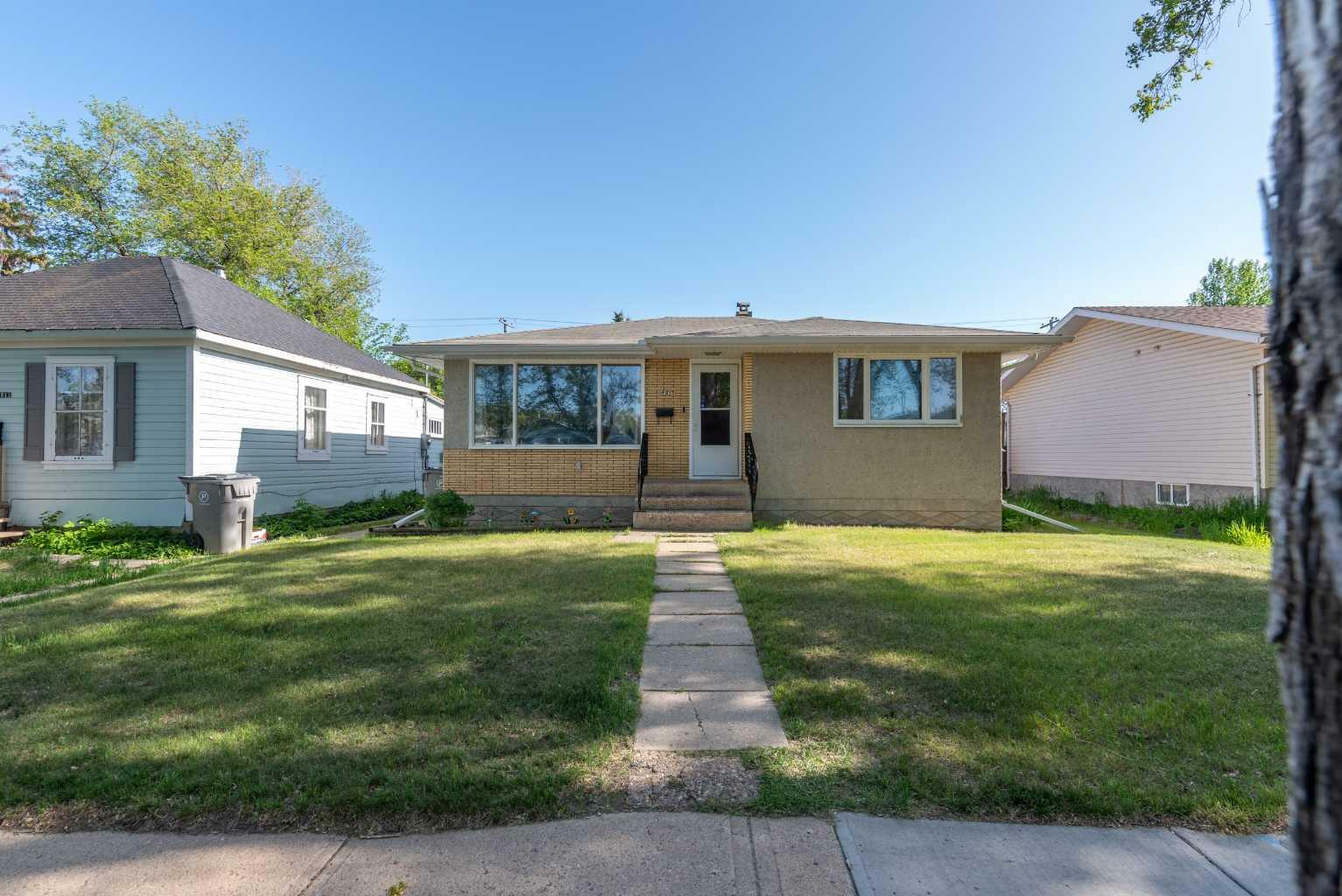 Property Photo: 4813 46 Street SK S9V 0J6