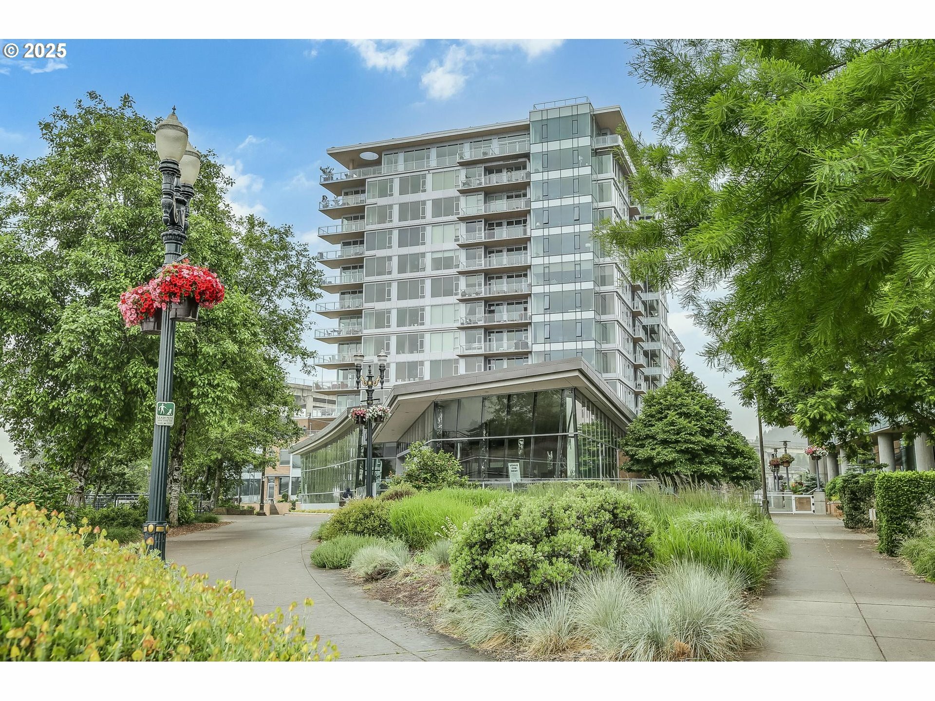 Property Photo: 1920 S River Dr E804 OR 97201