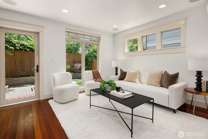 Property Photo:  3122  Franklin Avenue E A  WA 98102 