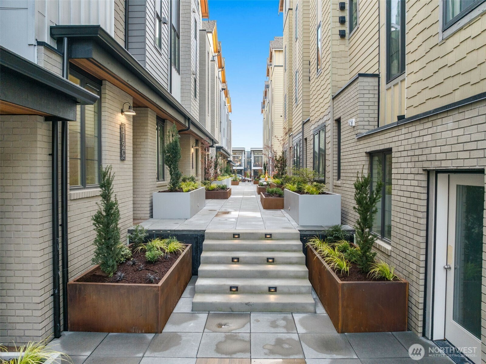 Property Photo: 118 E 2nd Avenue S WA 98033