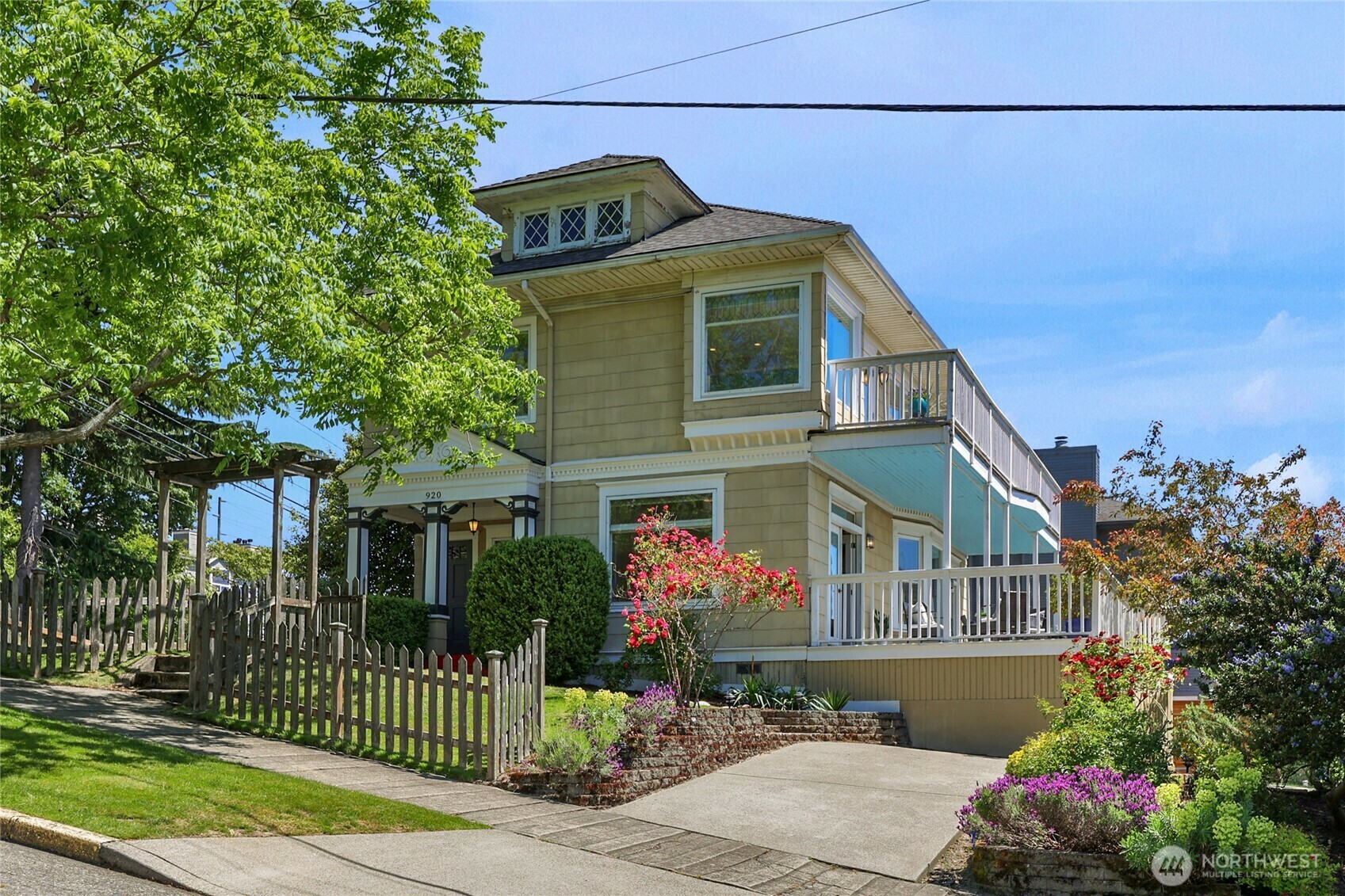 Property Photo: 920 4th Avenue N WA 98109