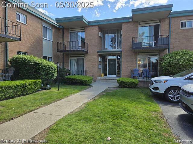 Property Photo: 1942 Axtell Drive Unit 8 MI 48084