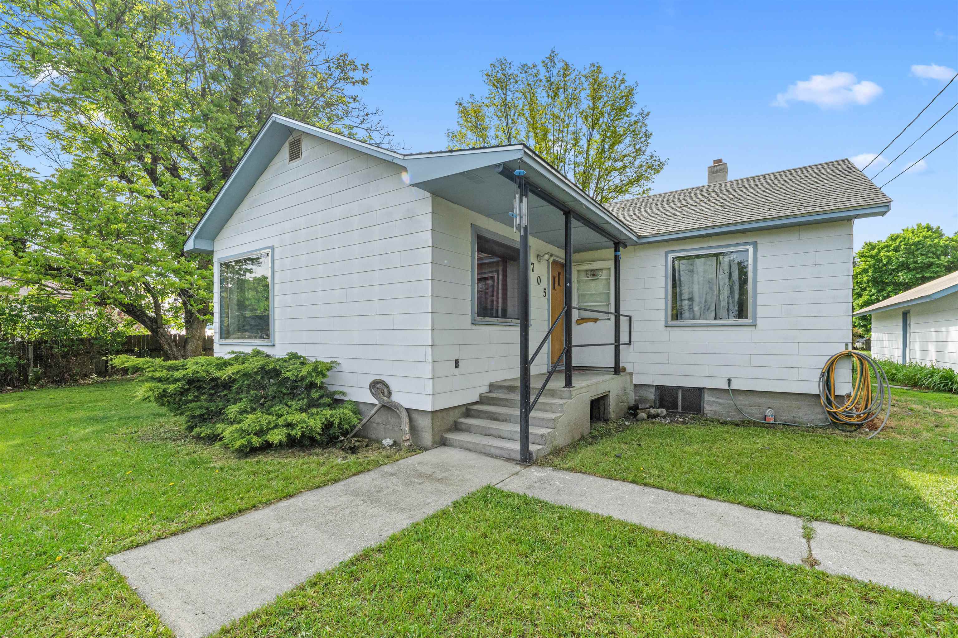 Property Photo: 705 Old Kettle Rd WA 99114