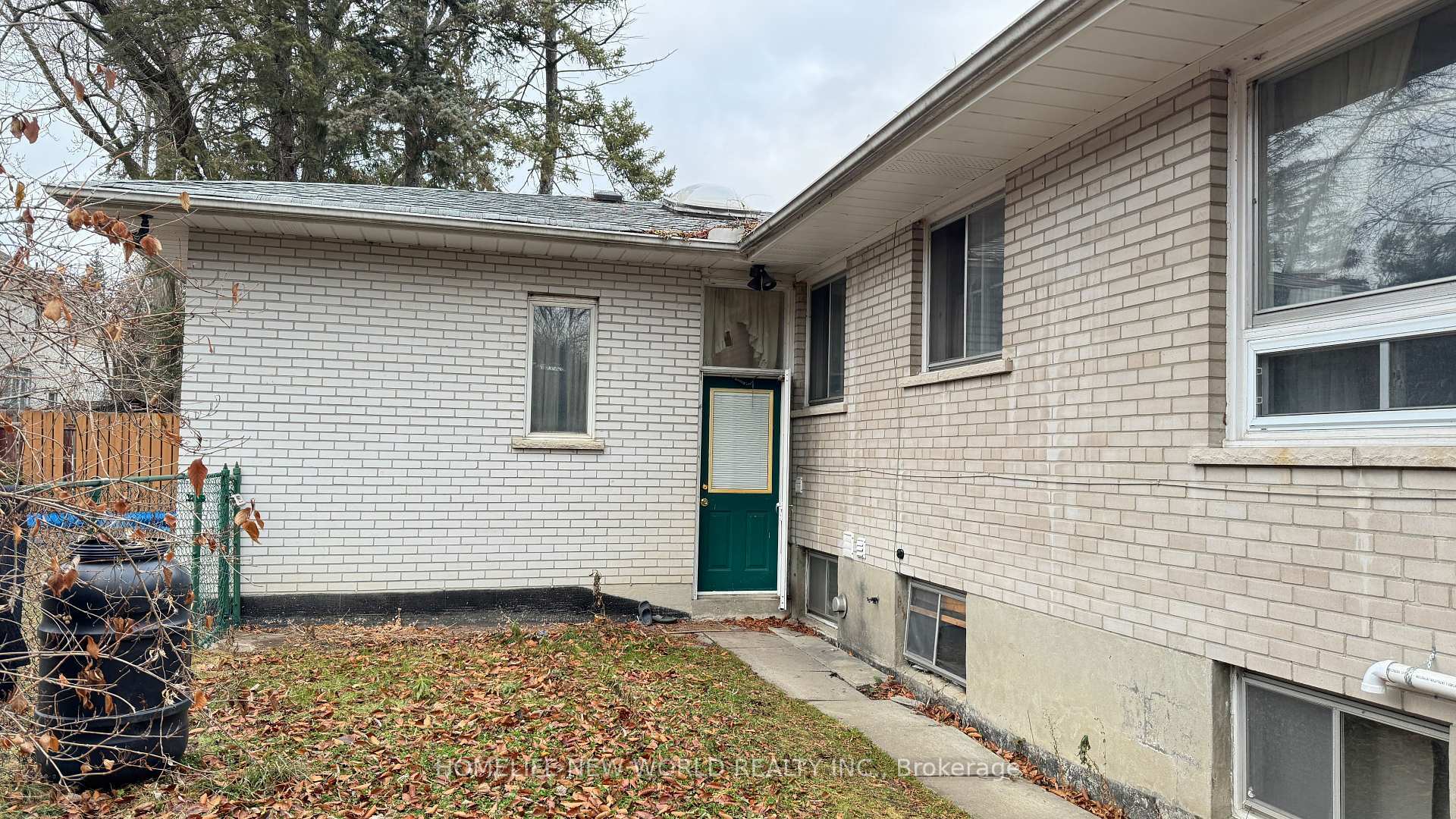 Property Photo: 186 Henderson Avenue ON L3T 2L5