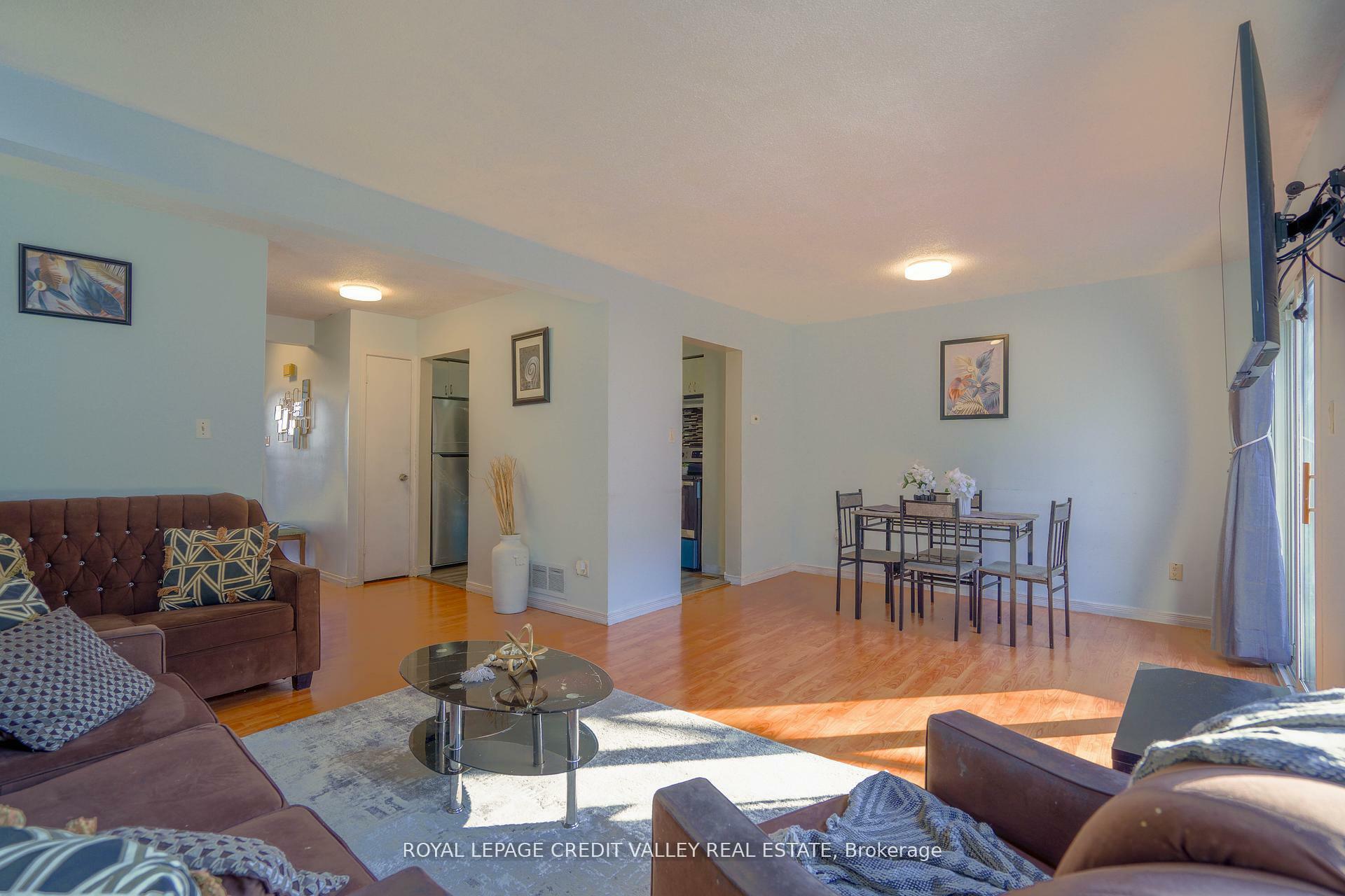 Property Photo: 8 Sandringham Court ON L6T 3Z3
