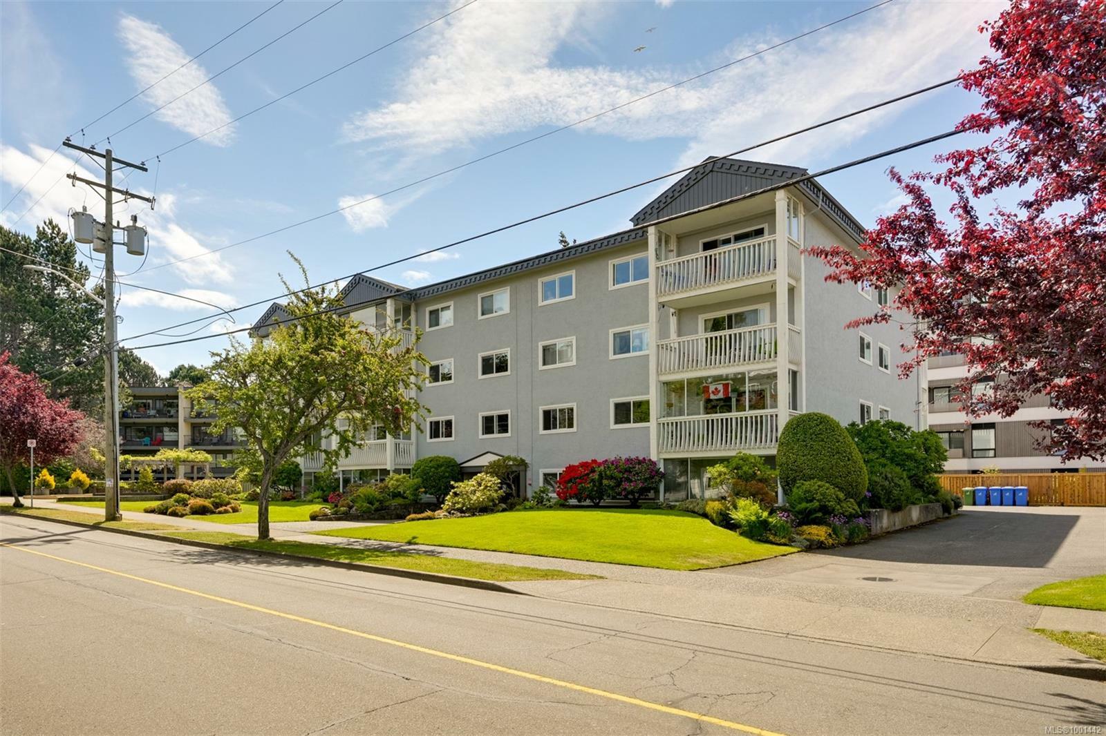Property Photo: 1115 Rockland Ave 402 BC V8V 3H8