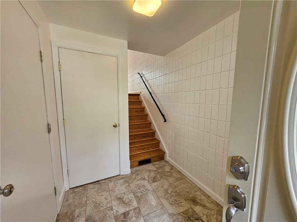 Property Photo: 825 Lindenwood Dr PA 15234