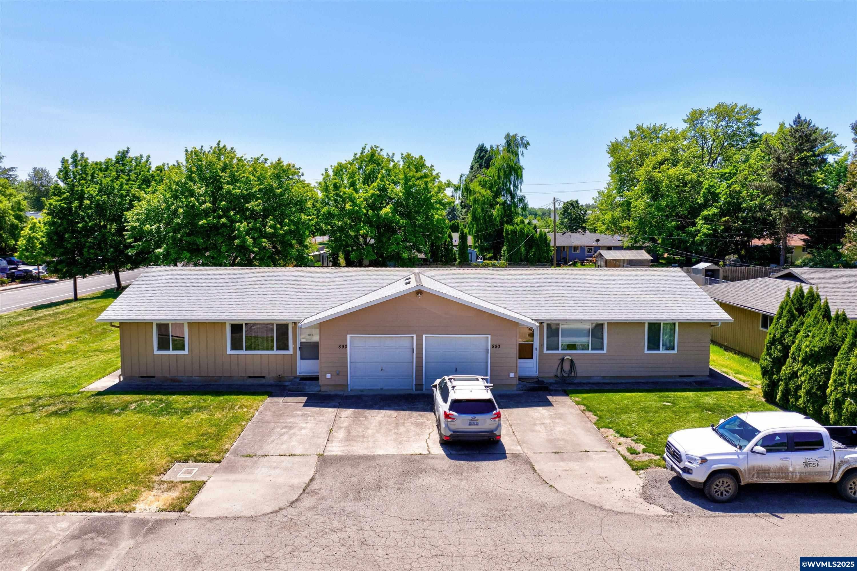 Property Photo: 880 NE Woodcrest (-890) Av OR 97330