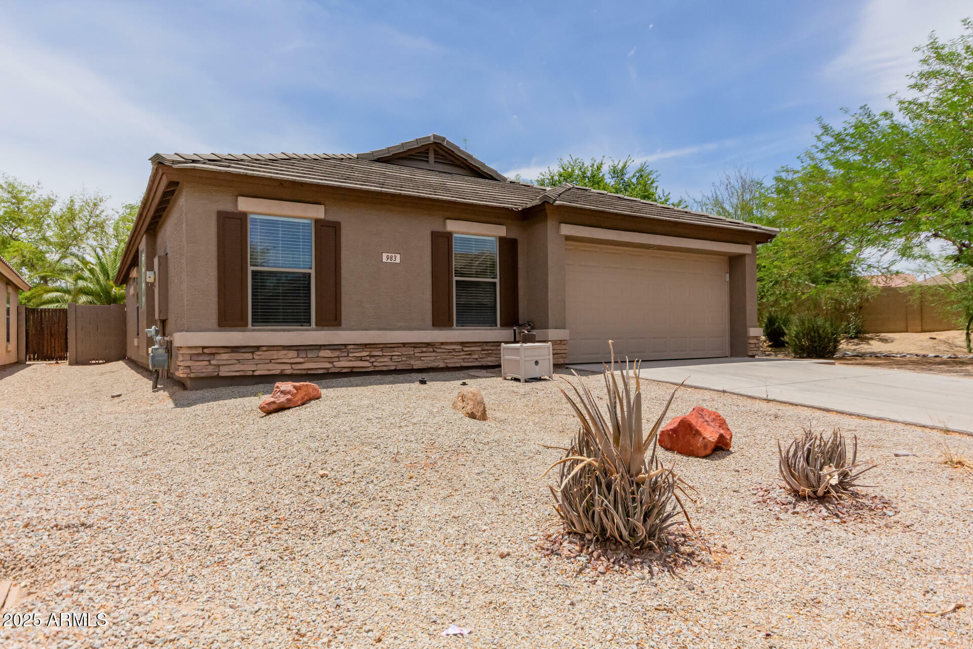 Property Photo: 983 E Palomino Way AZ 85143